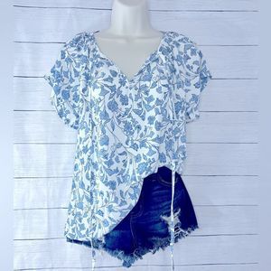 Boutique Brand Sky Blue V-neck Short Flutter Sleeves Floral Fluttering Blouse 💗